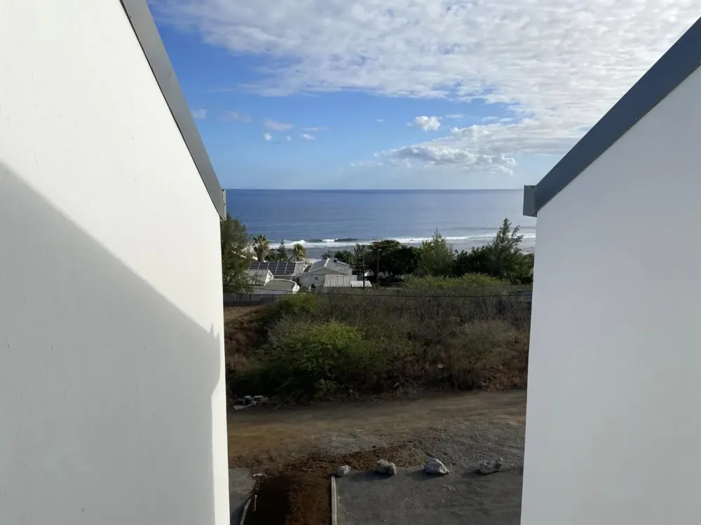 Vue entre deux batiment mer